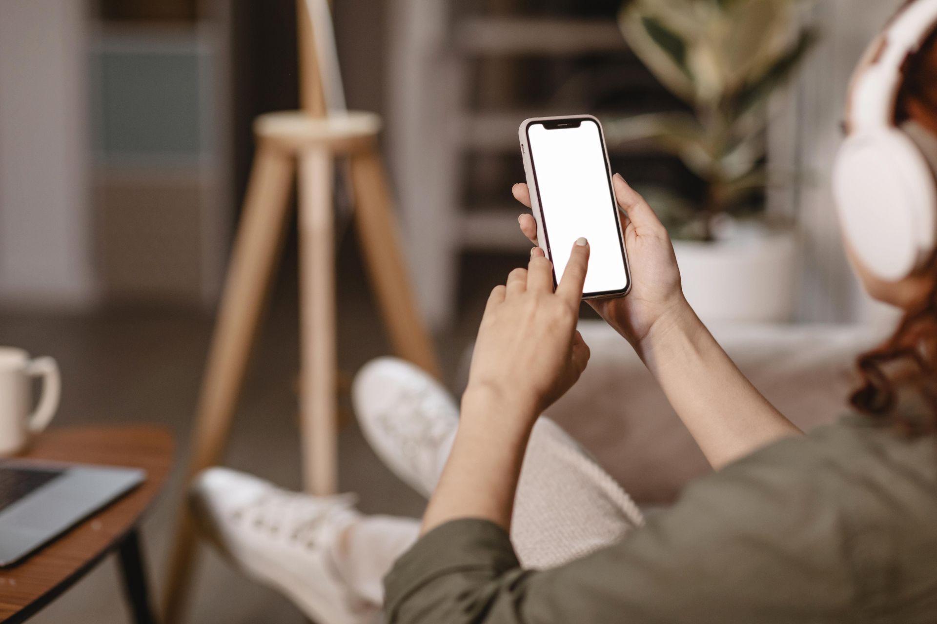 手機進水後的救援方法:如何處理iPhone無法充電的問題?